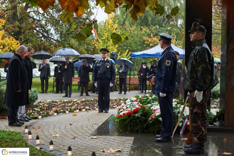 Emlékező koszorúzás 1956-ra - fotó Szarka Lajos