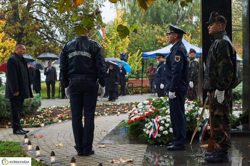 Emlékező koszorúzás 1956-ra - fotó Szarka Lajos