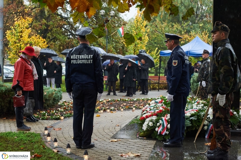 Emlékező koszorúzás 1956-ra - fotó Szarka Lajos