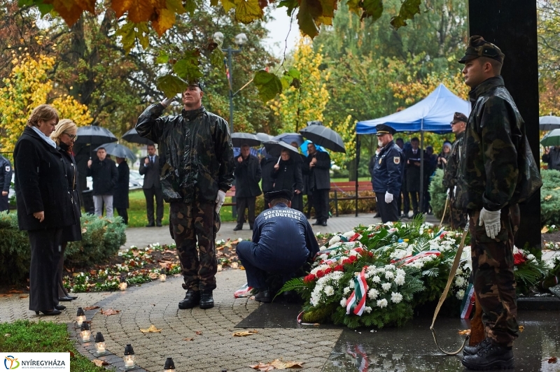 Emlékező koszorúzás 1956-ra - fotó Szarka Lajos