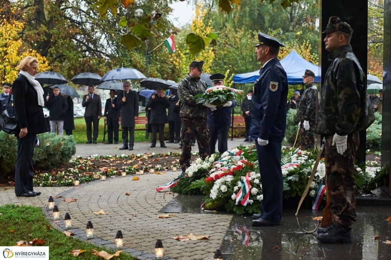 Emlékező koszorúzás 1956-ra - fotó Szarka Lajos