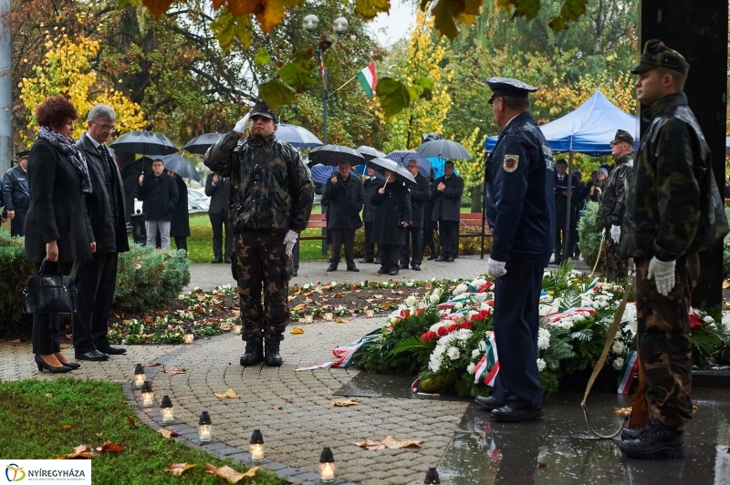 Emlékező koszorúzás 1956-ra - fotó Szarka Lajos
