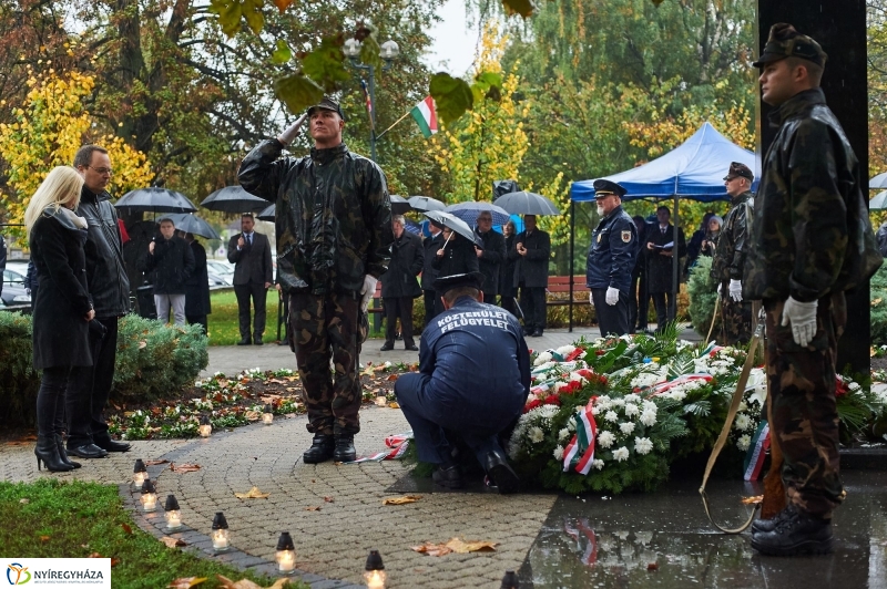 Emlékező koszorúzás 1956-ra - fotó Szarka Lajos