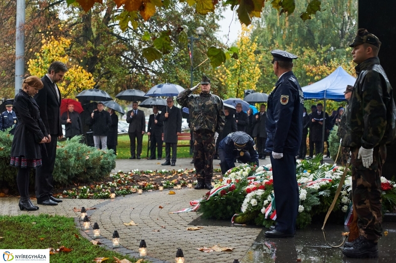 Emlékező koszorúzás 1956-ra - fotó Szarka Lajos