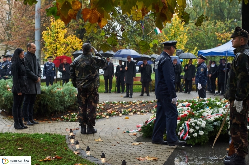 Emlékező koszorúzás 1956-ra - fotó Szarka Lajos