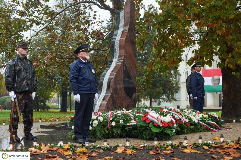 Emlékező koszorúzás 1956-ra - fotó Szarka Lajos