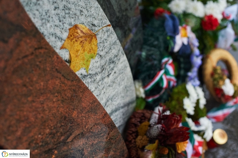 Emlékező koszorúzás 1956-ra - fotó Szarka Lajos