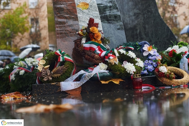 Emlékező koszorúzás 1956-ra - fotó Szarka Lajos