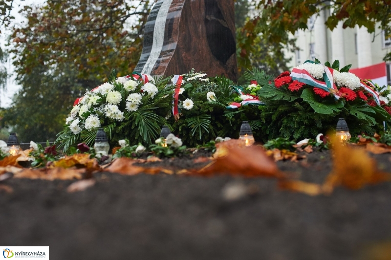 Emlékező koszorúzás 1956-ra - fotó Szarka Lajos