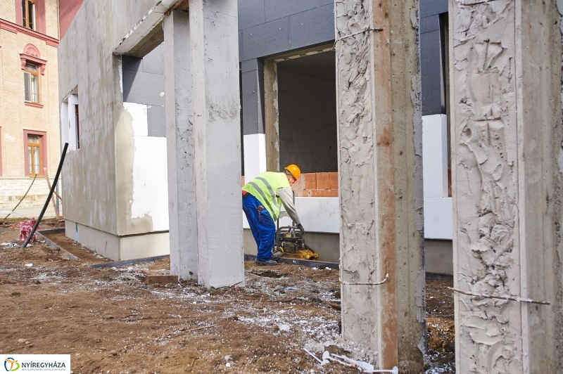 Épül a kórházi óvoda - fotó Szarka Lajos