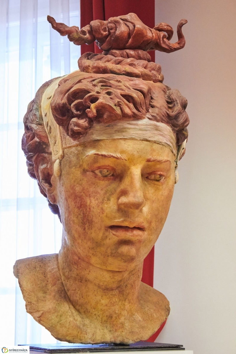 Szobor adomány a múzeumnak - fotó Szarka Lajos