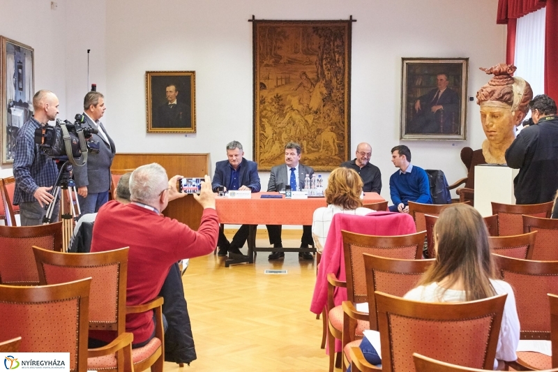 Szobor adomány a múzeumnak - fotó Szarka Lajos