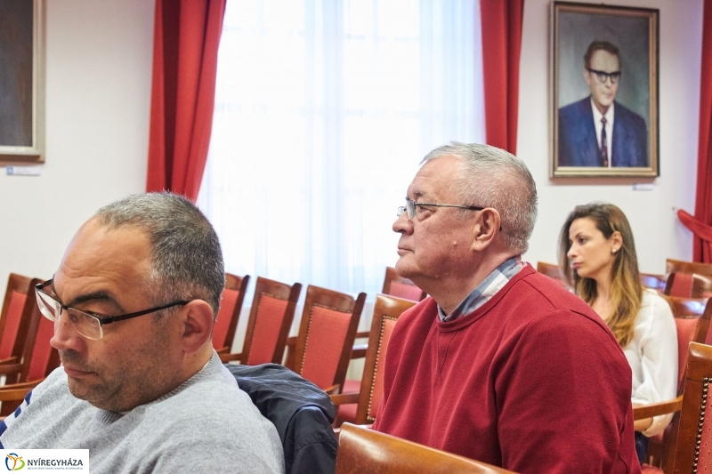 Szobor adomány a múzeumnak - fotó Szarka Lajos