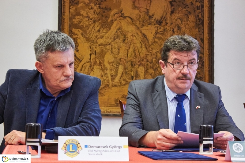 Szobor adomány a múzeumnak - fotó Szarka Lajos