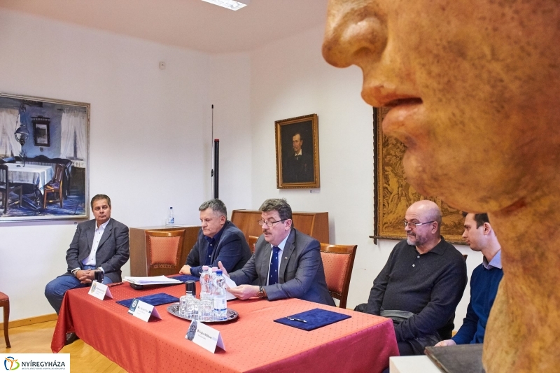 Szobor adomány a múzeumnak - fotó Szarka Lajos