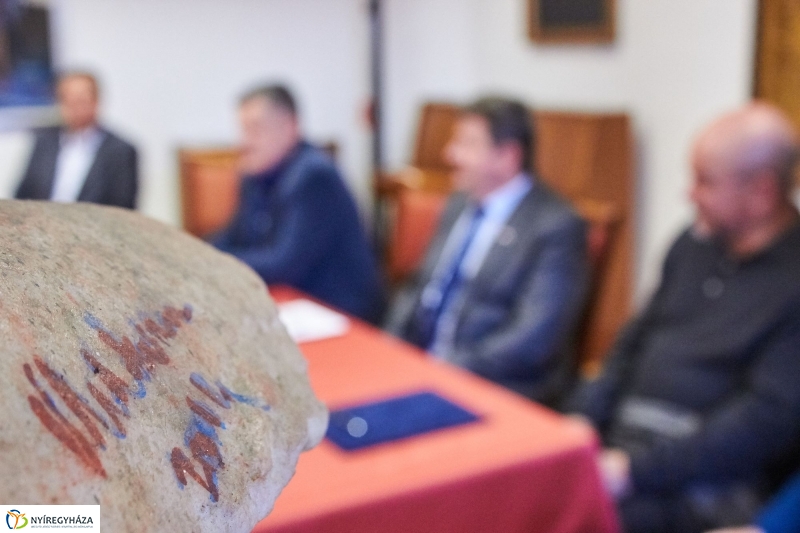 Szobor adomány a múzeumnak - fotó Szarka Lajos