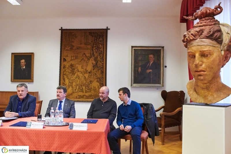 Szobor adomány a múzeumnak - fotó Szarka Lajos