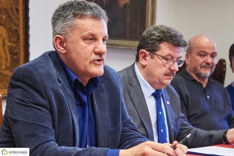 Szobor adomány a múzeumnak - fotó Szarka Lajos