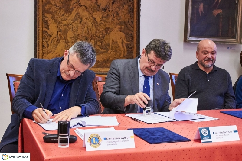 Szobor adomány a múzeumnak - fotó Szarka Lajos