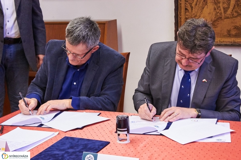 Szobor adomány a múzeumnak - fotó Szarka Lajos