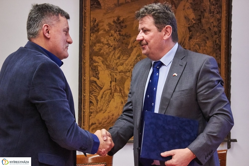 Szobor adomány a múzeumnak - fotó Szarka Lajos