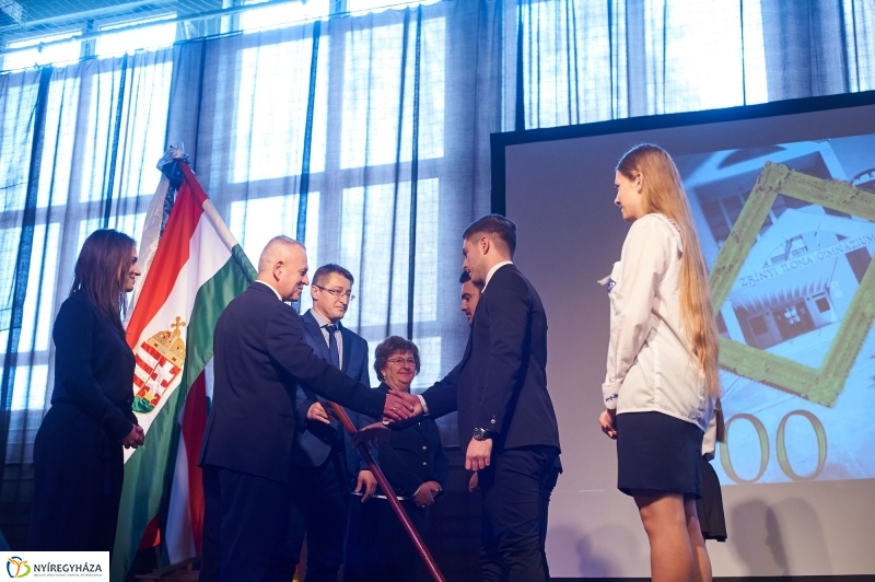 Ünnepség a Zrínyi gimiben - fotó Szarka Lajos