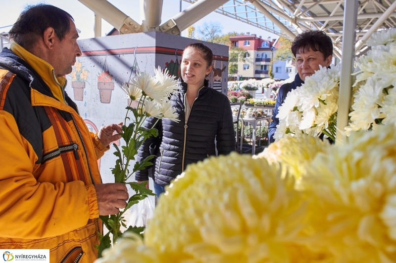 Mindenszentekre készülve - fotó Szarka Lajos
