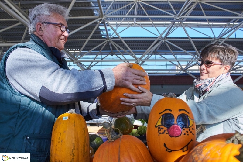 Mindenszentekre készülve - fotó Szarka Lajos