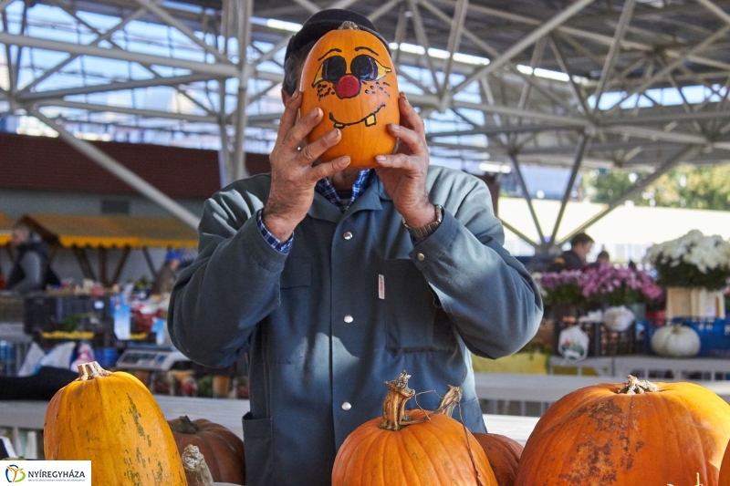 Mindenszentekre készülve - fotó Szarka Lajos