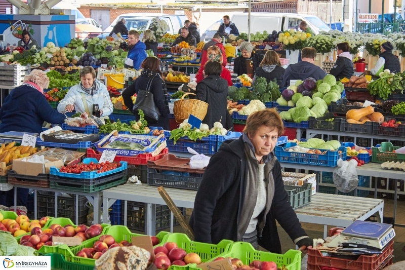 Mindenszentekre készülve - fotó Szarka Lajos