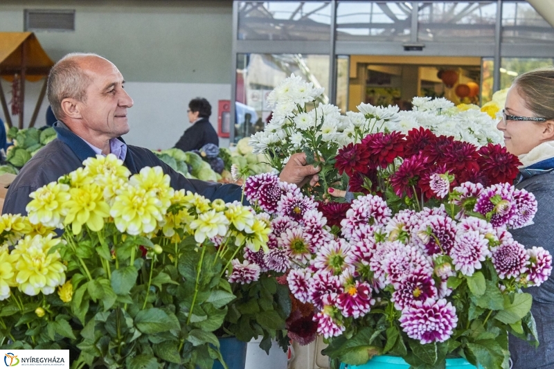 Mindenszentekre készülve - fotó Szarka Lajos
