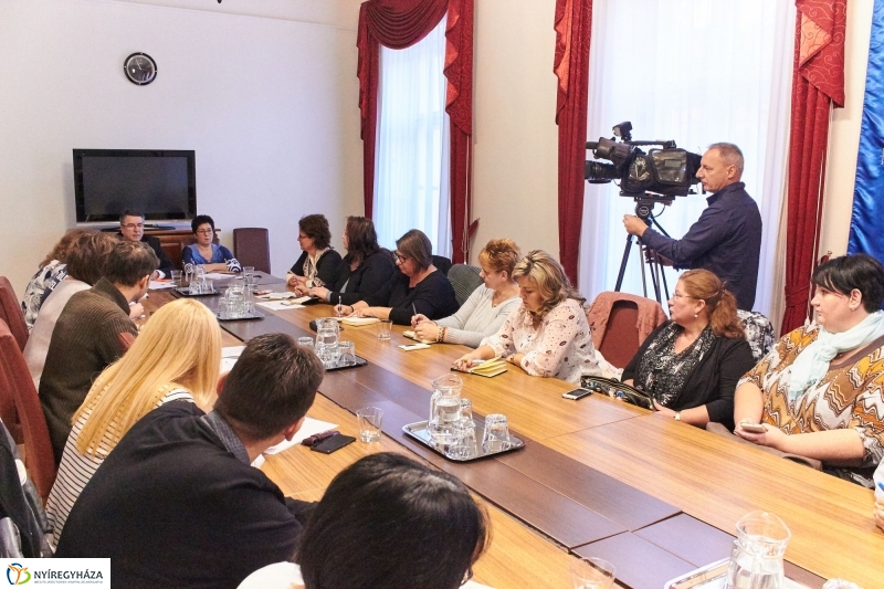 Krízis megbeszélés a Városházán - fotó Szarka Lajos