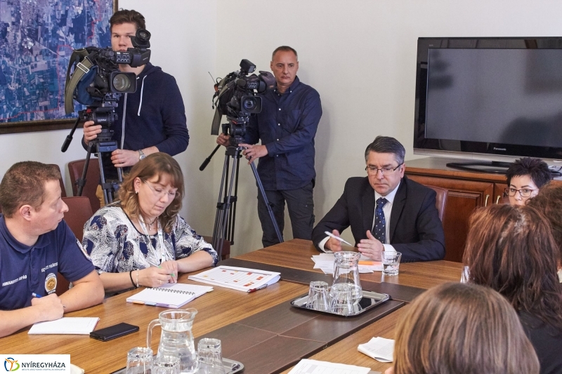 Krízis megbeszélés a Városházán - fotó Szarka Lajos