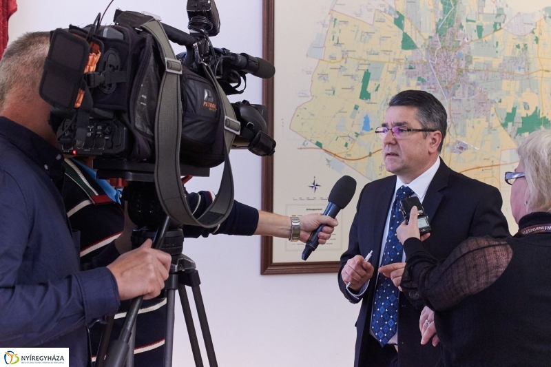 Krízis megbeszélés a Városházán - fotó Szarka Lajos