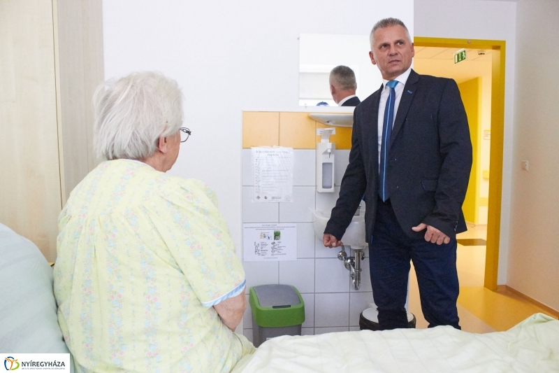 Szelektív hulladékgyűjtés a kórházban - fotó Szarka Lajos