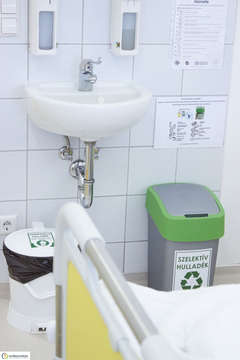 Szelektív hulladékgyűjtés a kórházban - fotó Szarka Lajos