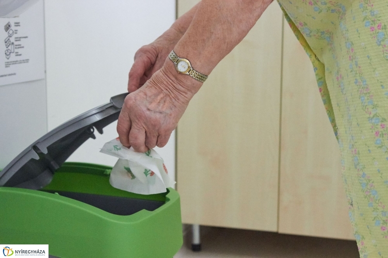 Szelektív hulladékgyűjtés a kórházban - fotó Szarka Lajos