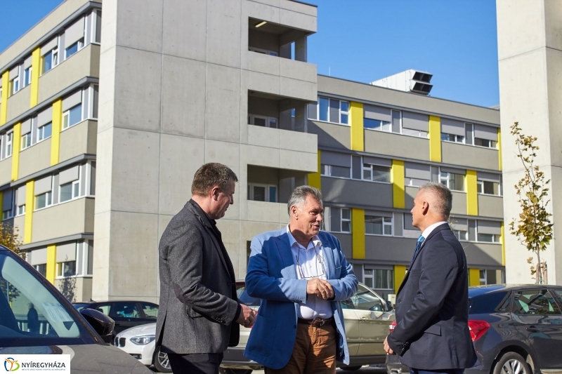 Szelektív hulladékgyűjtés a kórházban - fotó Szarka Lajos