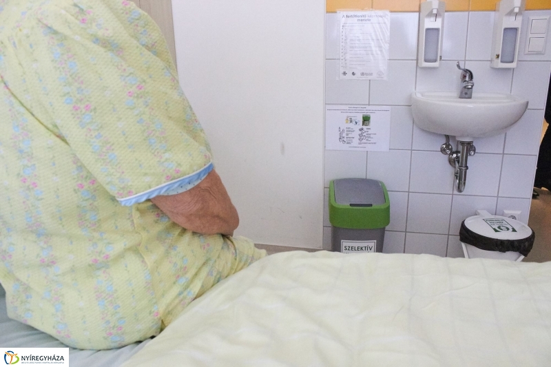 Szelektív hulladékgyűjtés a kórházban - fotó Szarka Lajos