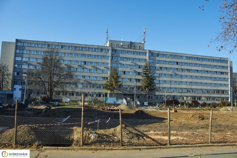 Parkolóház munkálatai a kórházban - fotó Szarka Lajos