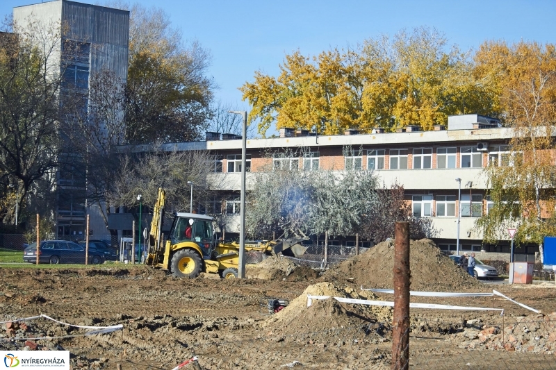 Parkolóház munkálatai a kórházban - fotó Szarka Lajos
