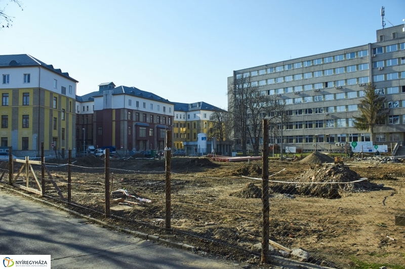Parkolóház munkálatai a kórházban - fotó Szarka Lajos