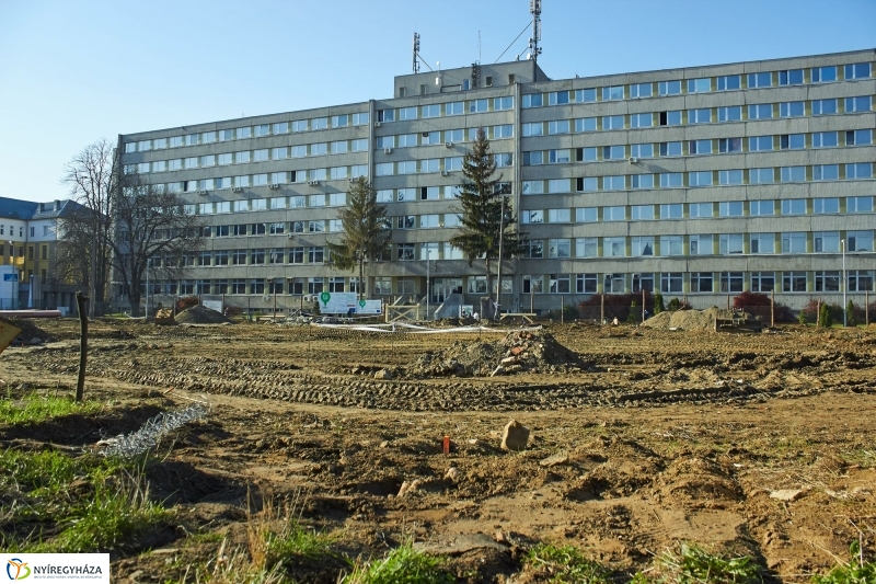 Parkolóház munkálatai a kórházban - fotó Szarka Lajos