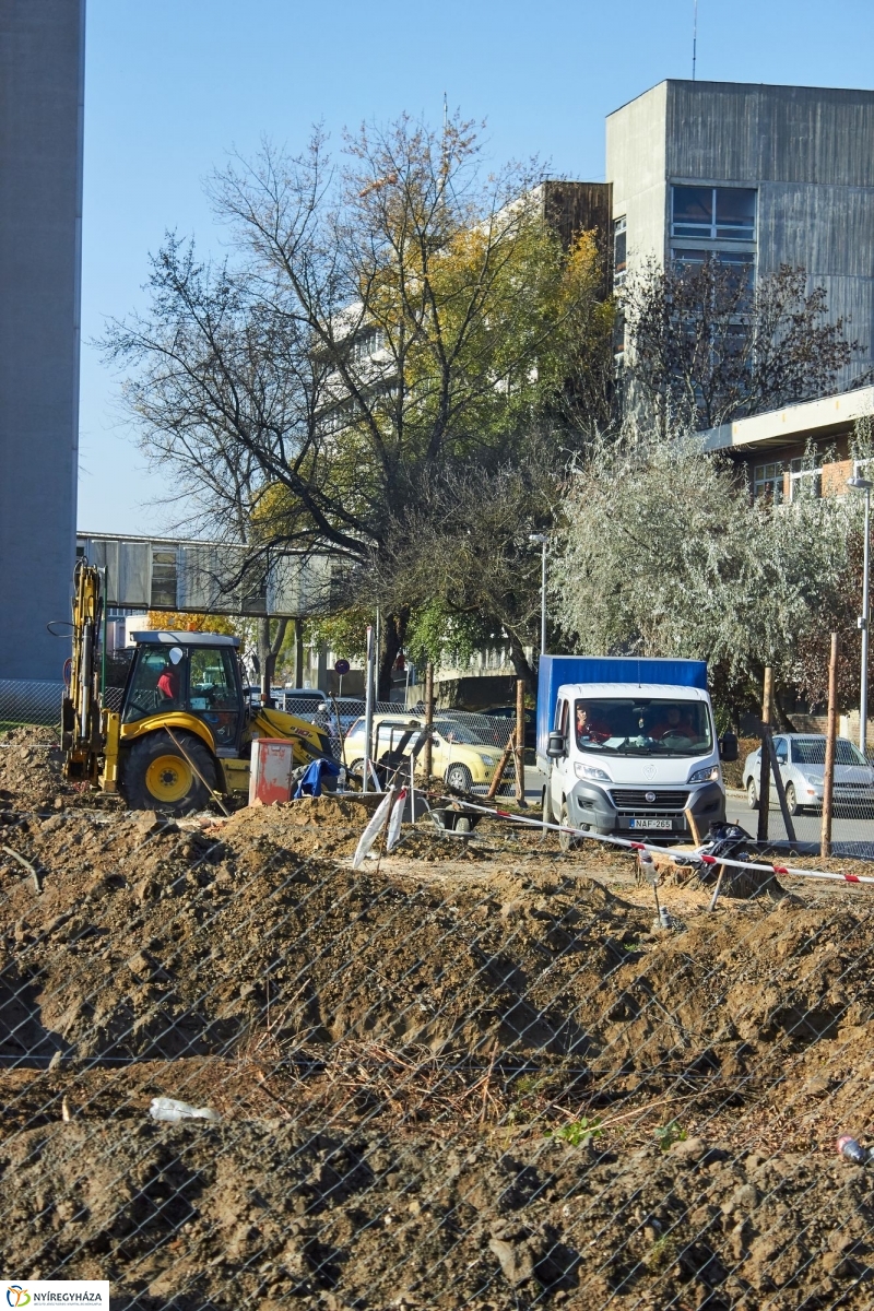 Parkolóház munkálatai a kórházban - fotó Szarka Lajos