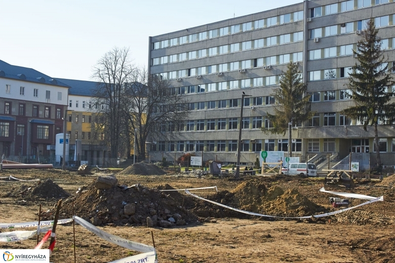 Parkolóház munkálatai a kórházban - fotó Szarka Lajos