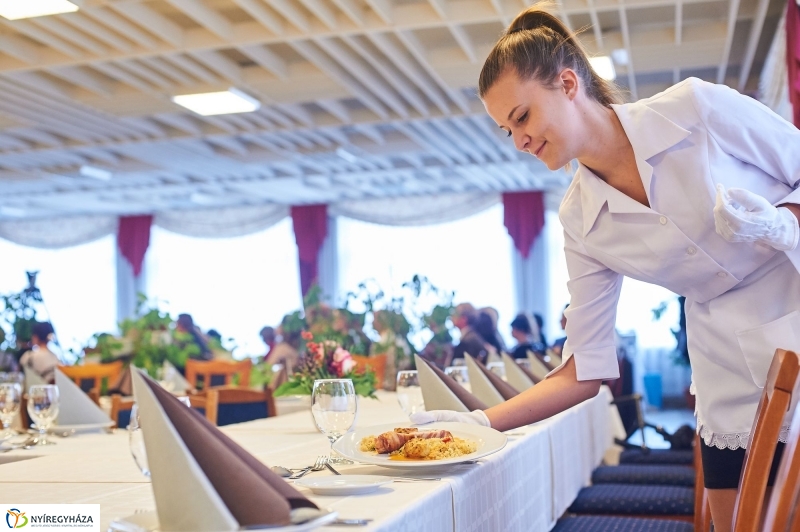 Pincér szakképzés a Sipkayban - fotó Szarka Lajos