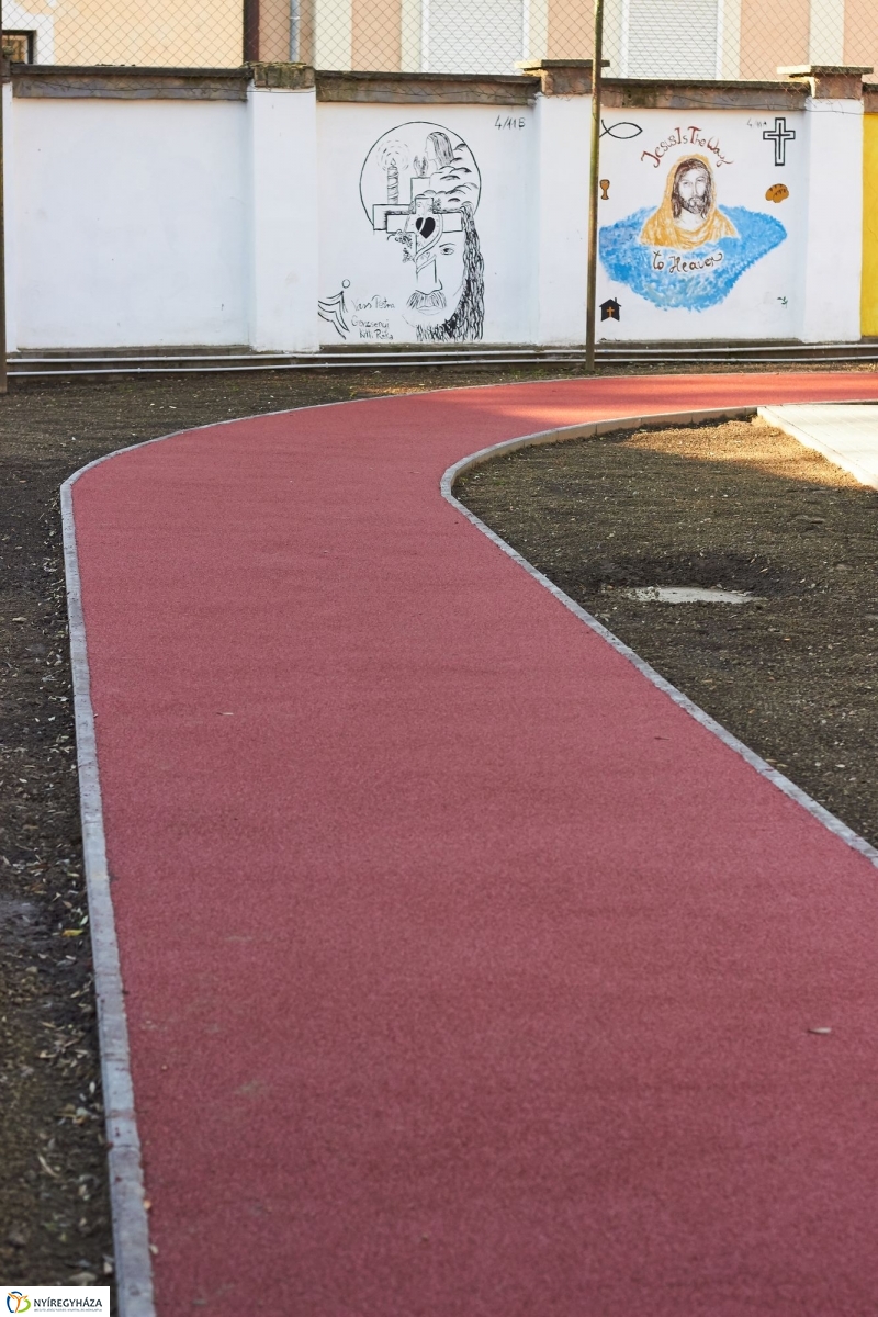 Sportpályák a Kossuth gimiben - fotó Szarka Lajos