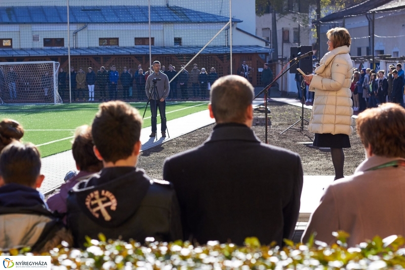 Sportpályák a Kossuth gimiben - fotó Szarka Lajos