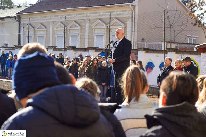 Sportpályák a Kossuth gimiben - fotó Szarka Lajos