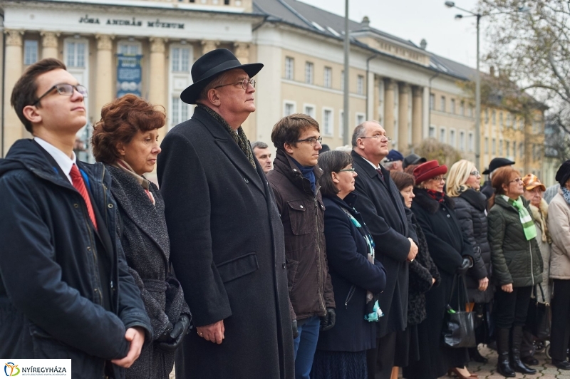 Koszorúzás Bessenyei György szobránál - fotó Szarka Lajos